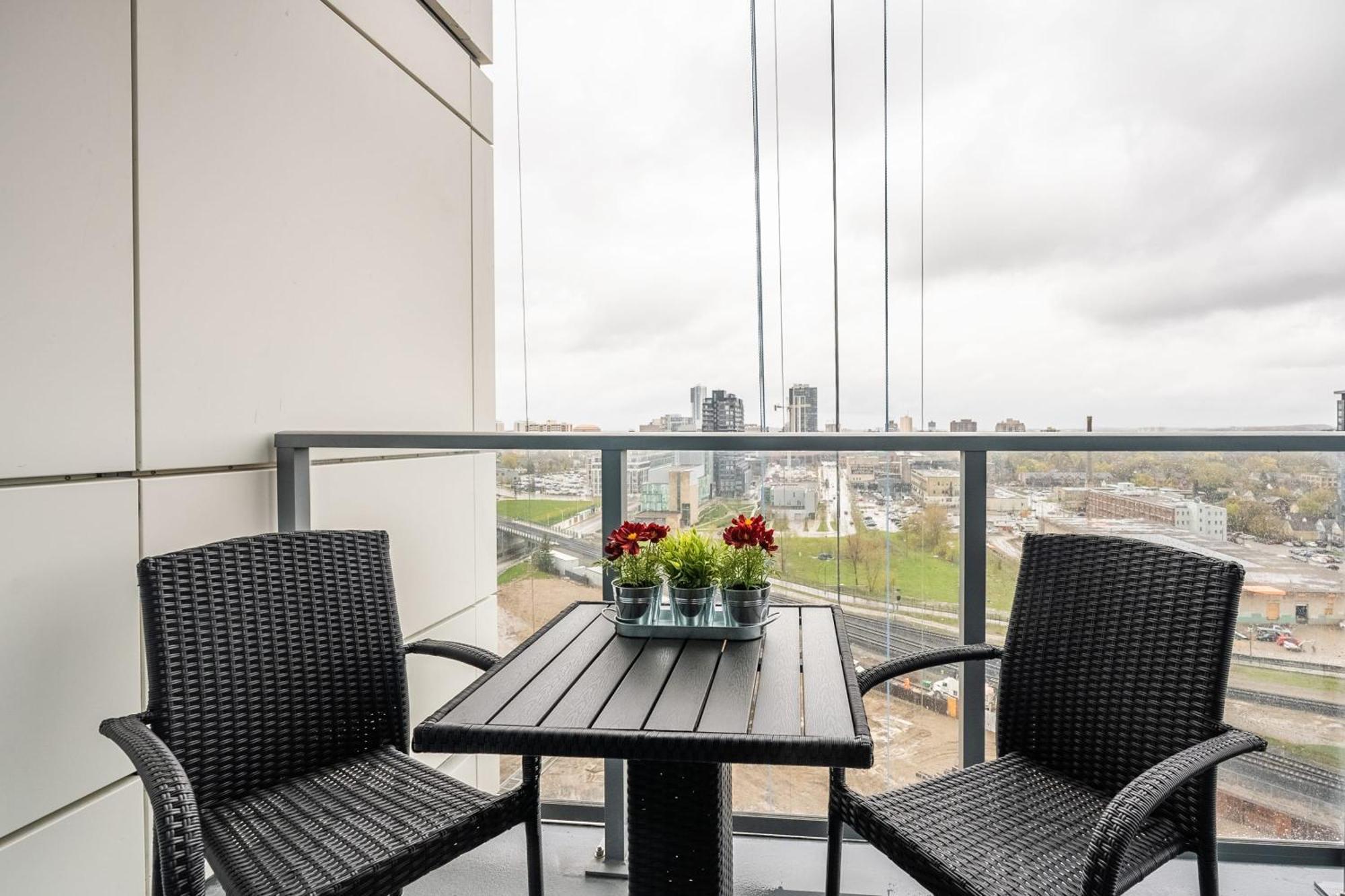 1Br Modern Condo - King Bed And Stunning City View Kitchener Exterior foto